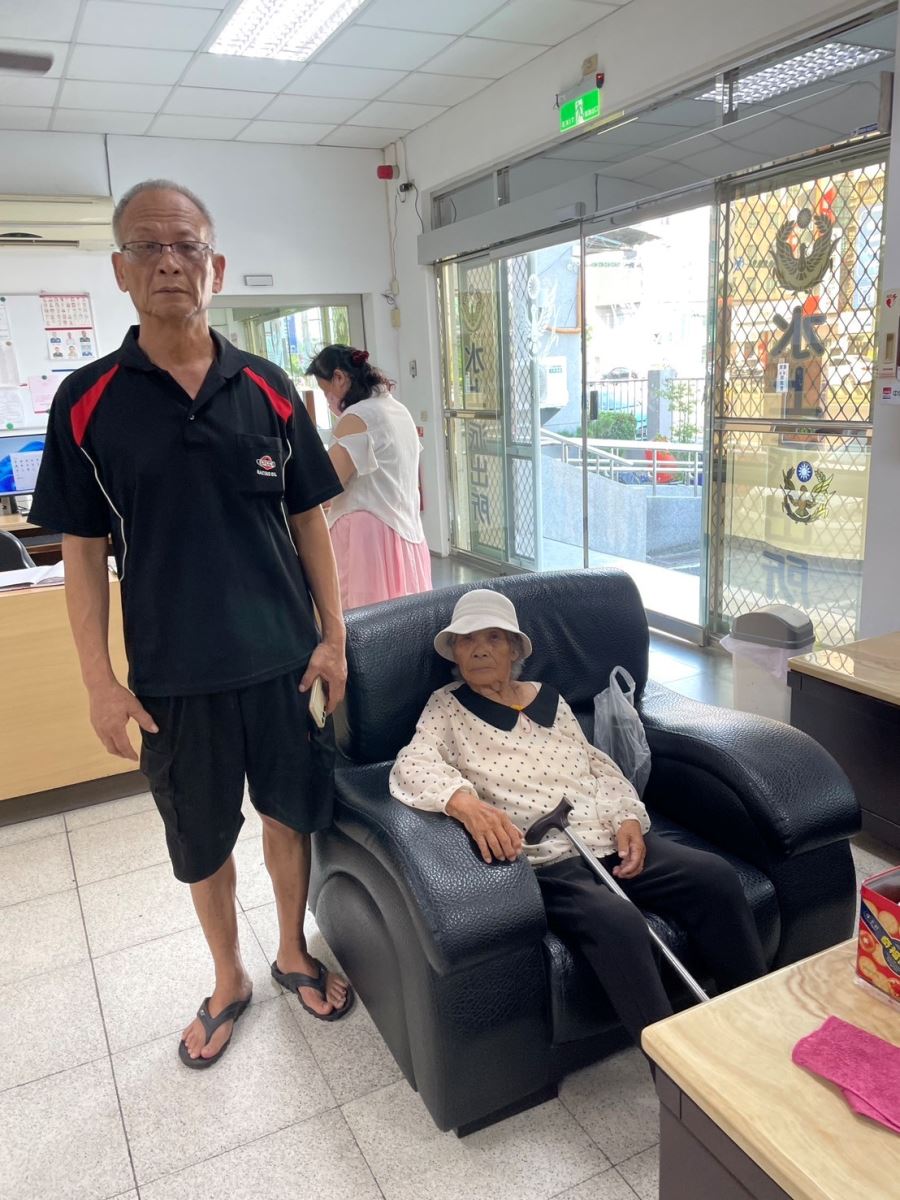 水上所員警聯繫上老婦的家人，並交由家人帶回照顧。