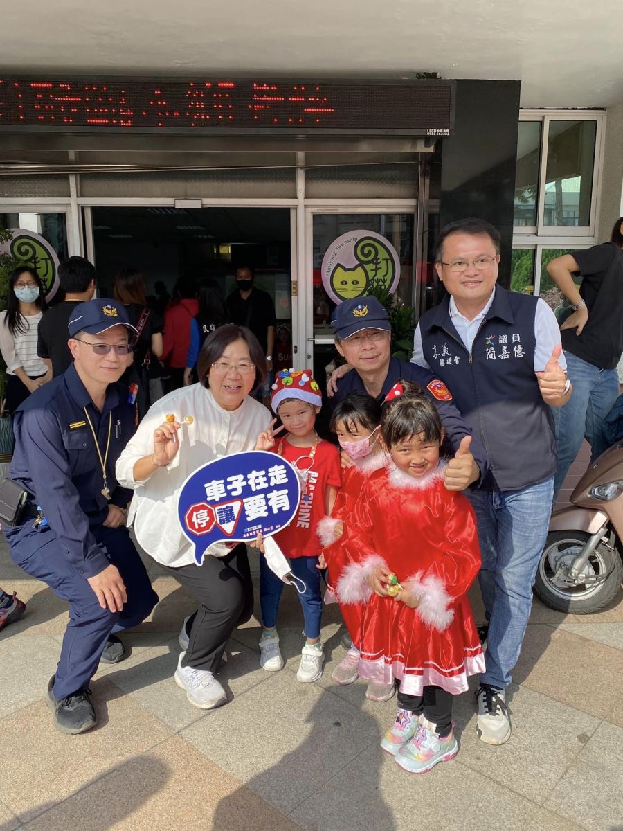 【聖誕送愛交通好佳音、雄警交安宣導向下紮根】