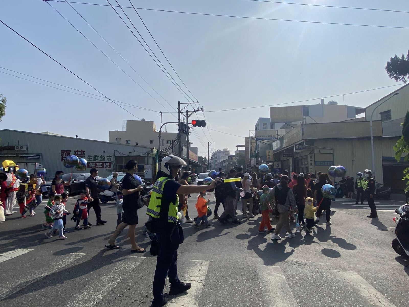 【聖誕送愛交通好佳音、雄警交安宣導向下紮根】