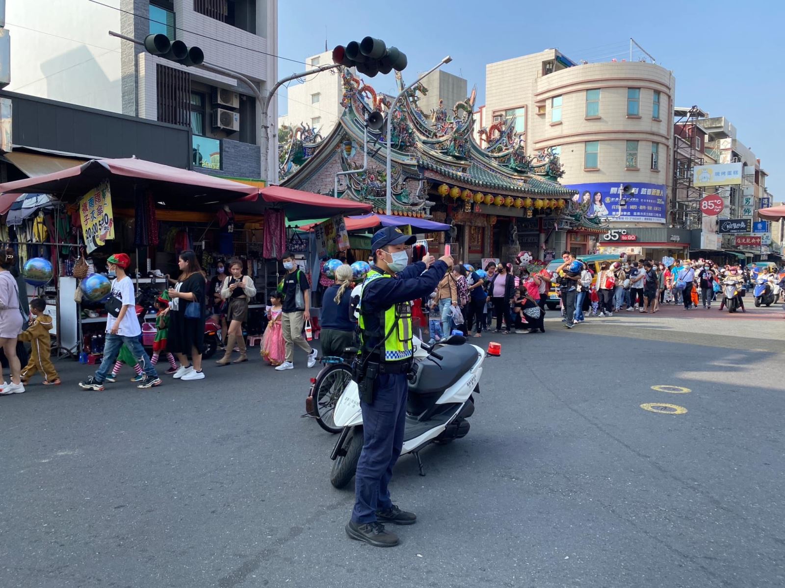 【聖誕送愛交通好佳音、雄警交安宣導向下紮根】