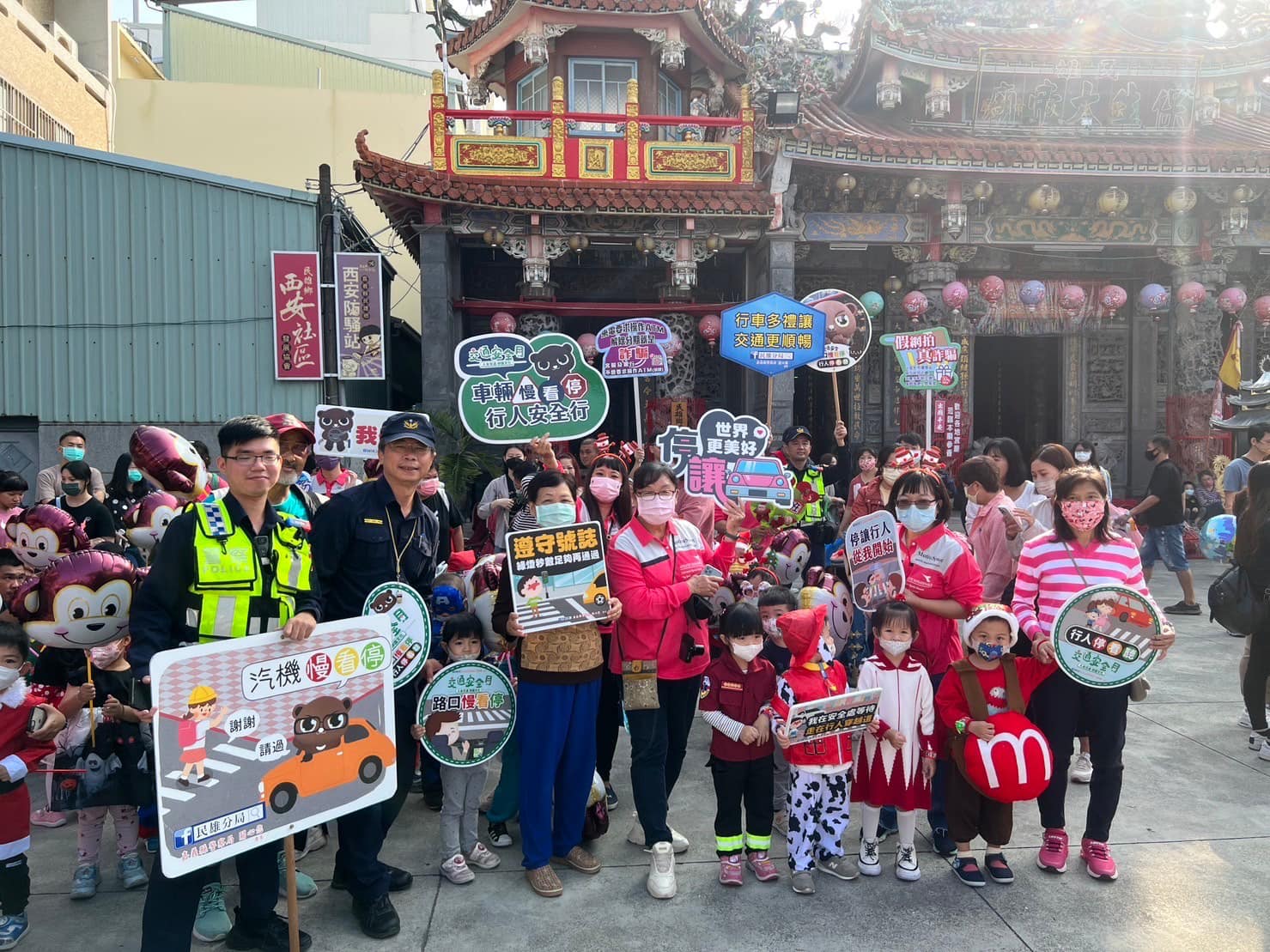 【聖誕送愛交通好佳音、雄警交安宣導向下紮根】