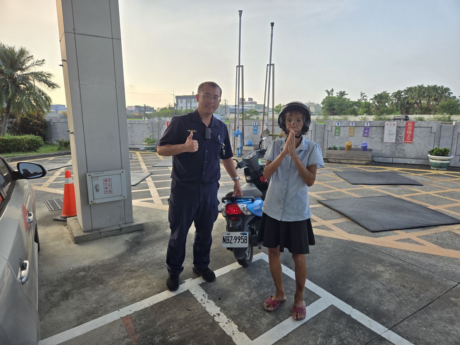 警方協助徐民於加油站找到機車